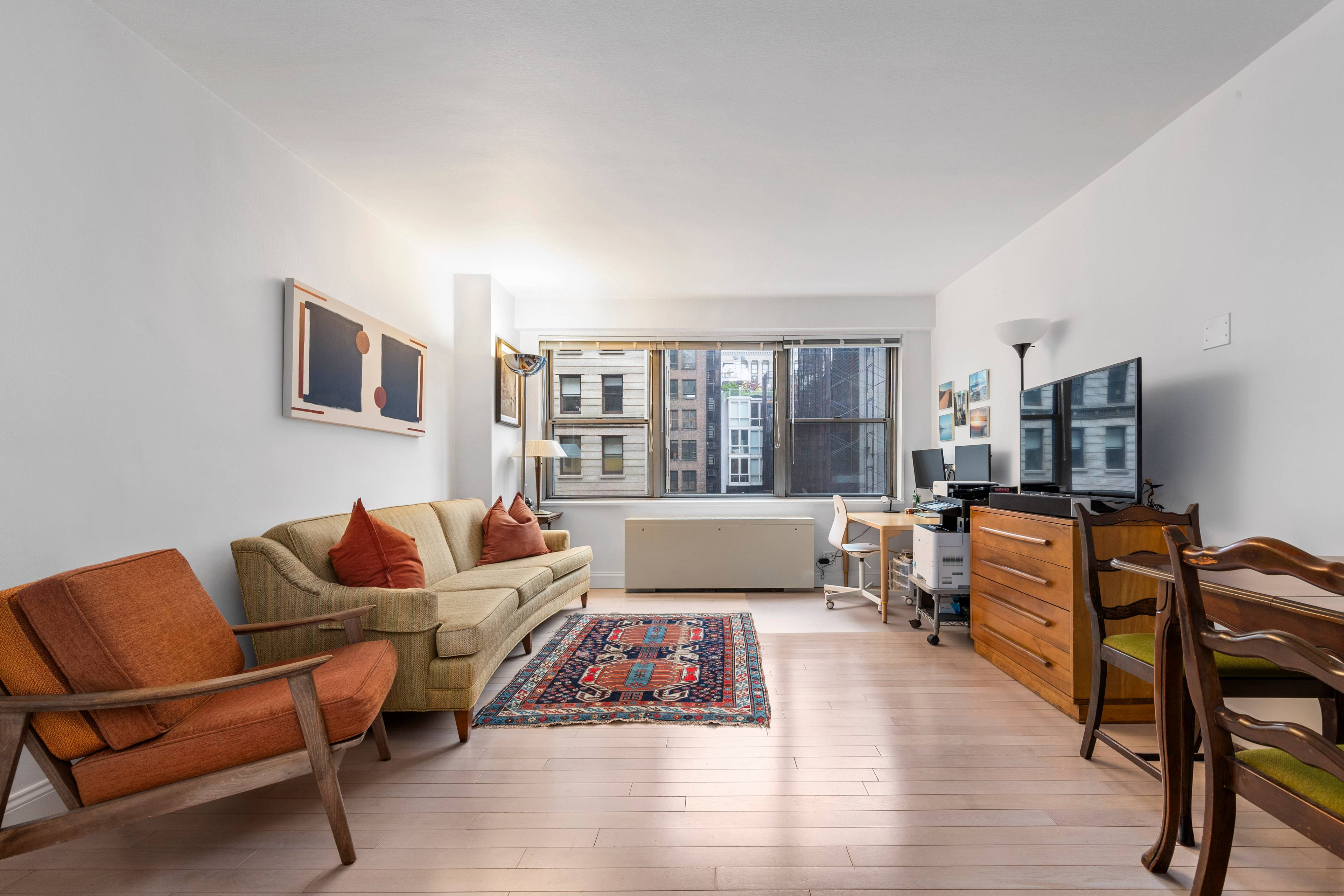 Welcome home to 927 at The Parker Gramercy a thoughtfully renovated studio that offers functionality, comfort, and style in the heart of Manhattan's Flatiron District.