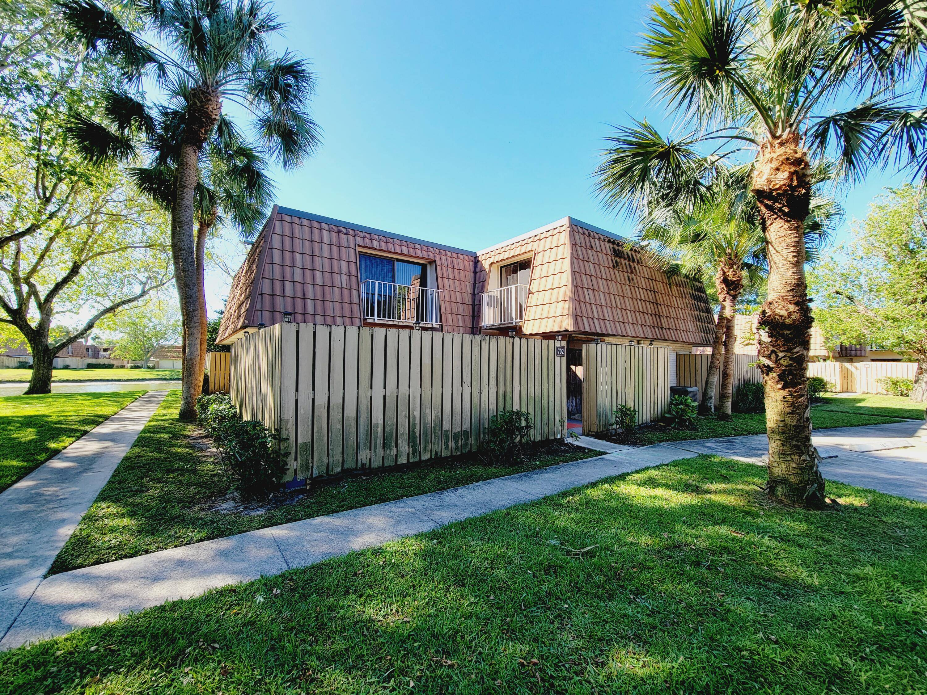 Beautiful townhouse. Very close to downtown West Palm and numerous restaurants and markets in the area.