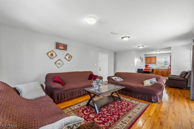 Spacious property in Newark featuring 8 bedrooms and 4.