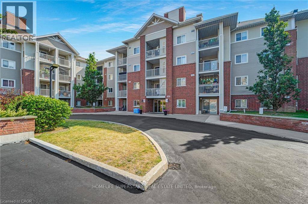 Rarely offered, this meticulously maintained 2bedroom, 2bathroom suite features an openconceptlayout and is flooded with natural light from its large windows.