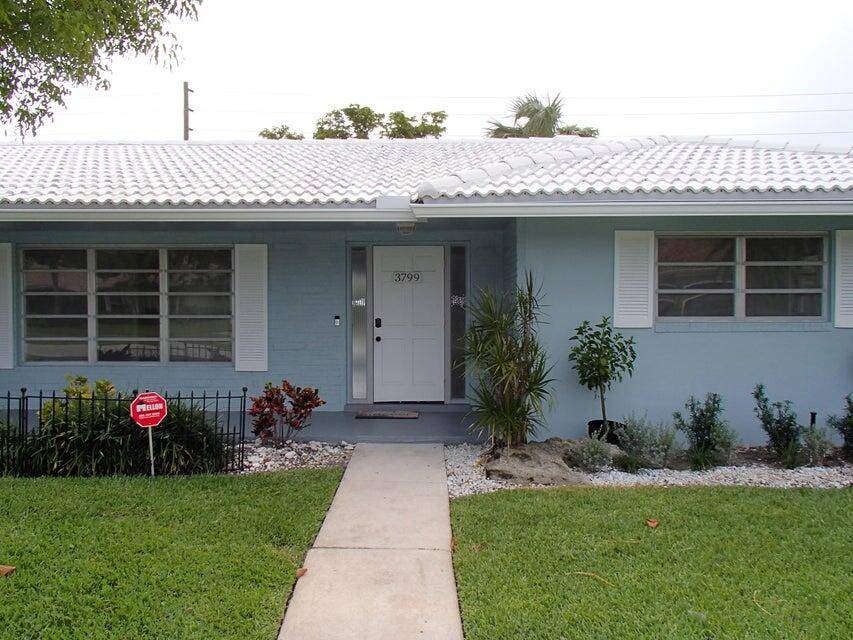 Tenant occupied. Please do not walk around property without appointmentExcellent location, walking distance to Spanish River Park beach.