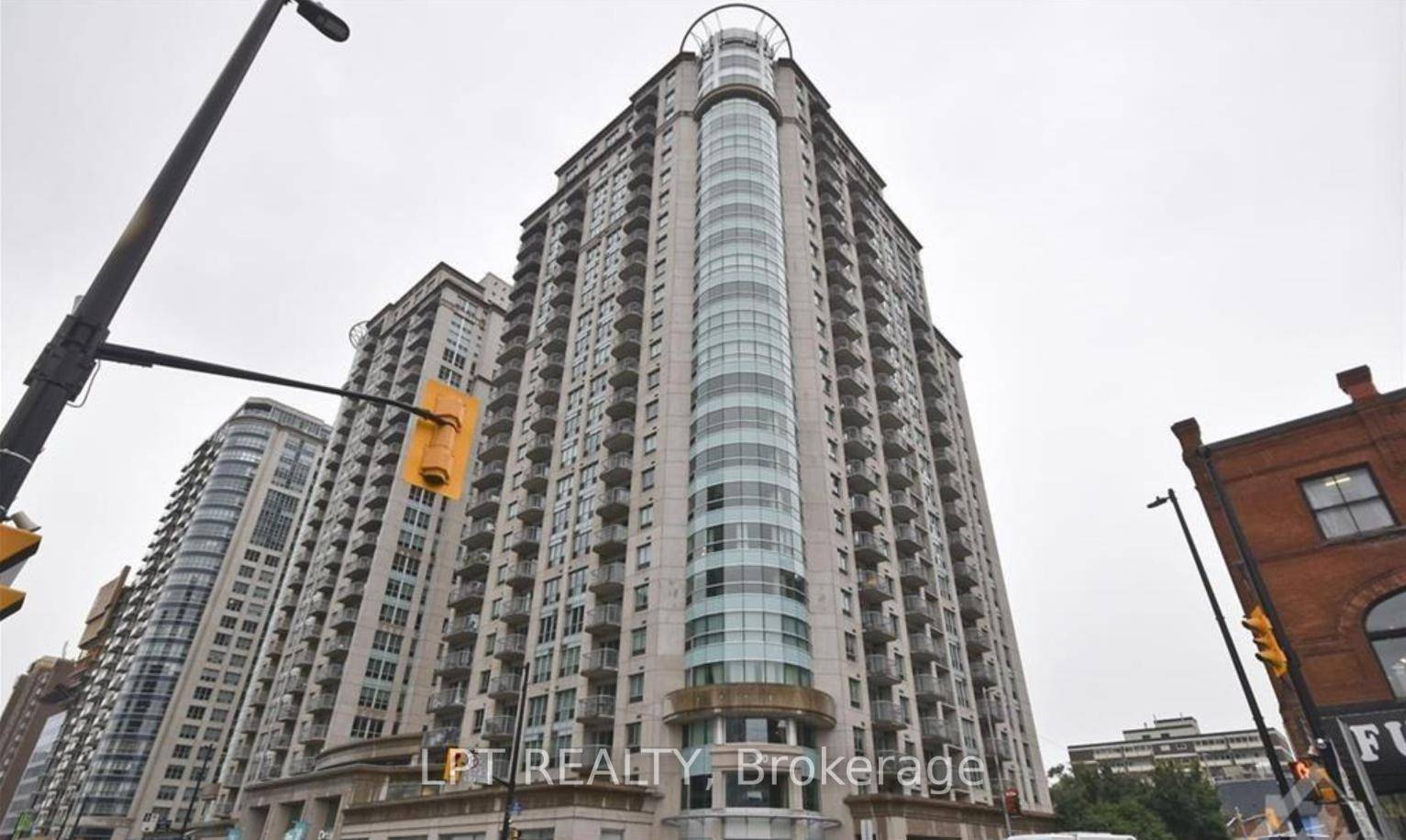 Welcome to this bright and spacious 2 bedroom, 2 bathroom unit featuring stunning panoramic views !