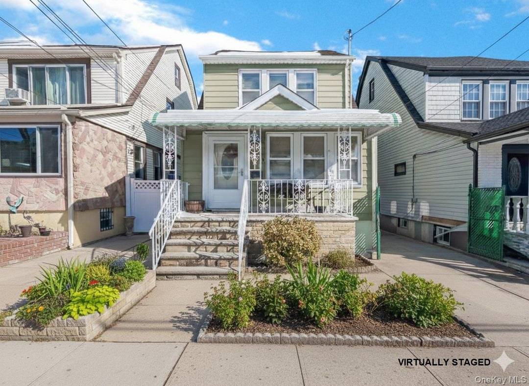 Well maintained colonial offering 3 bedrooms and 2.