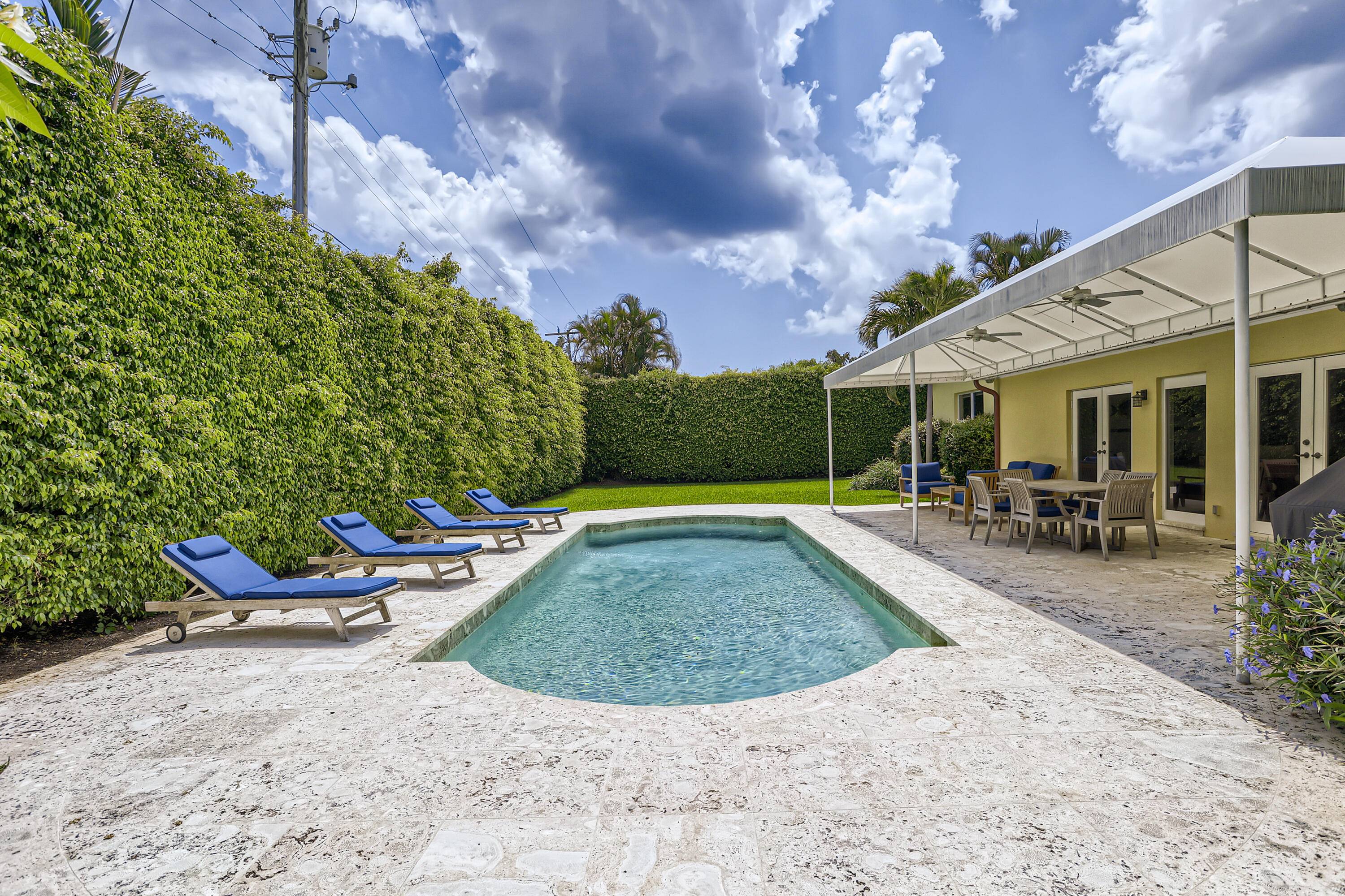 Located in the desirable ''South of Southern'' neighborhood of West Palm Beach, Palmyra is a spacious ranch style home located in the Intracoastal Waterway lake block on a lushly landscaped ...