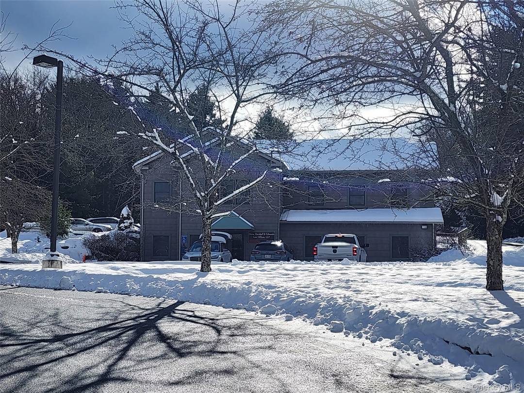 This commercial rental is in a prime location on the service road Bridgeville Road off exit 107 or 106 with easy on off from either to Route 17.