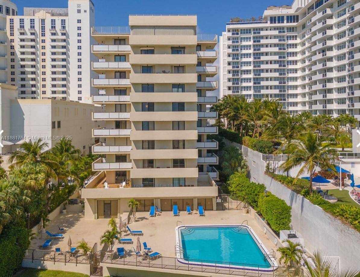 The Georgian offers an unbeatable location, right on the sand and walking distance to world class dining, shopping, and entertainment.
