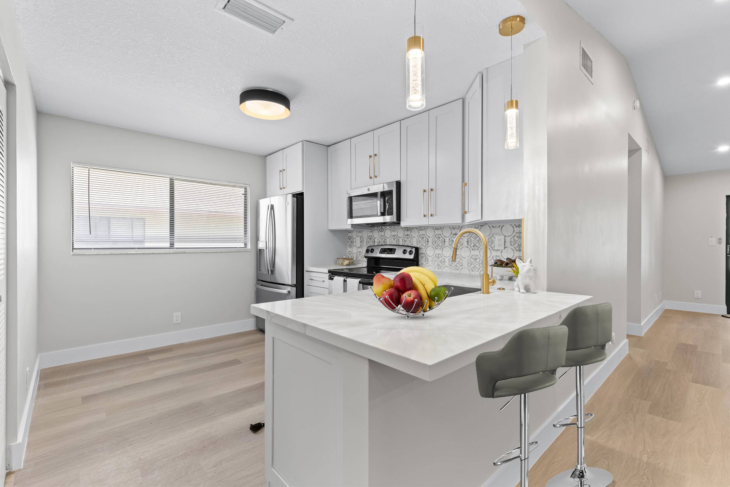 STUNNING, FULLY REMODELED 2ND FLOOR CONDO WITH LUXURY FINISHES !