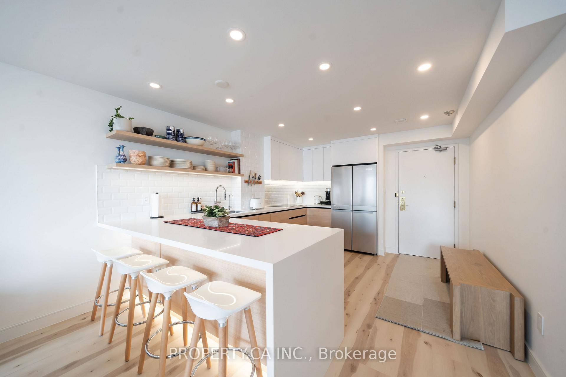 This gorgeous 1 bedroom den condo offers 810 sq.