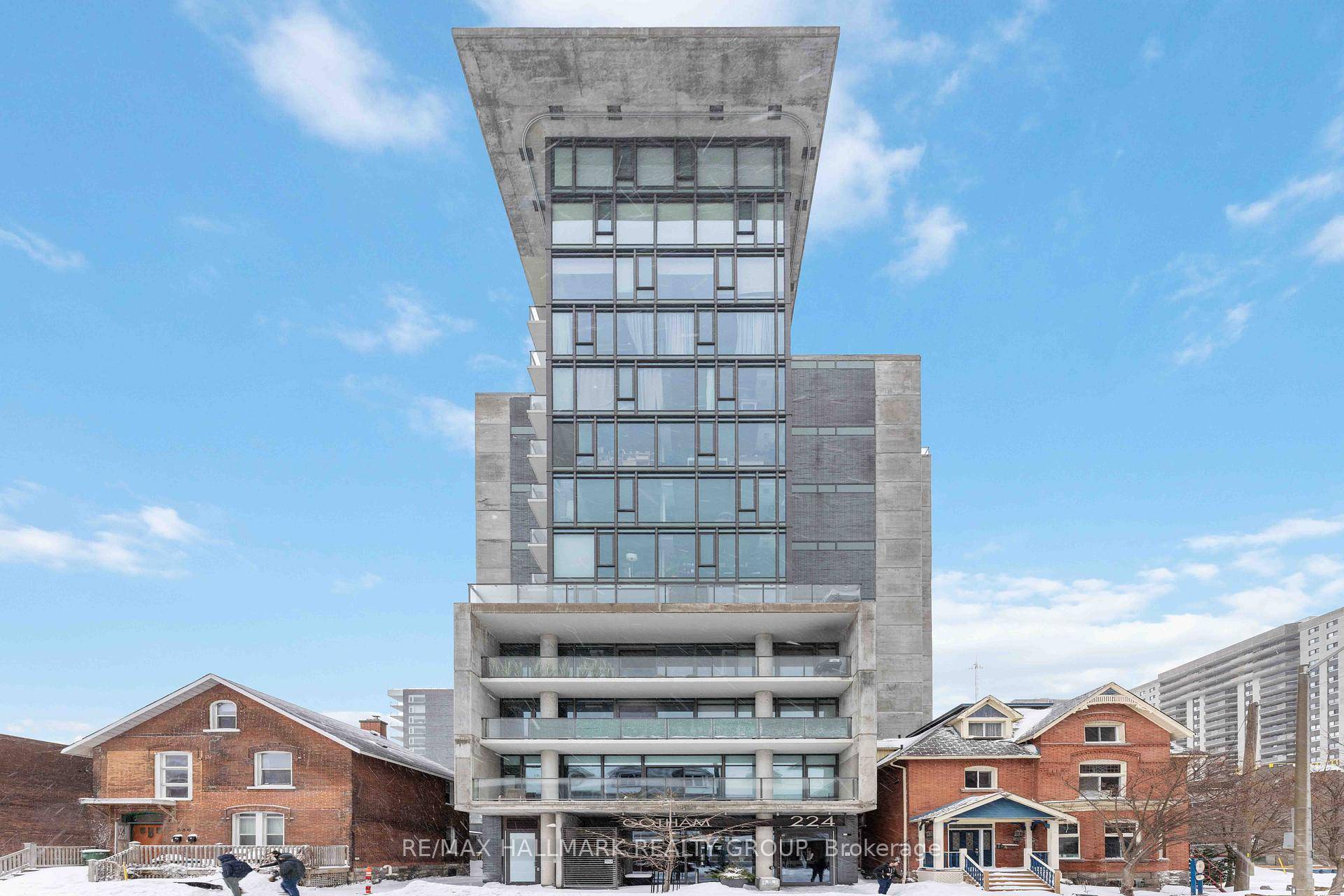 Welcome to the Gotham ! This modern and bright executive one plus den condo features state of the art finishes and practical luxury in the heart of the city.