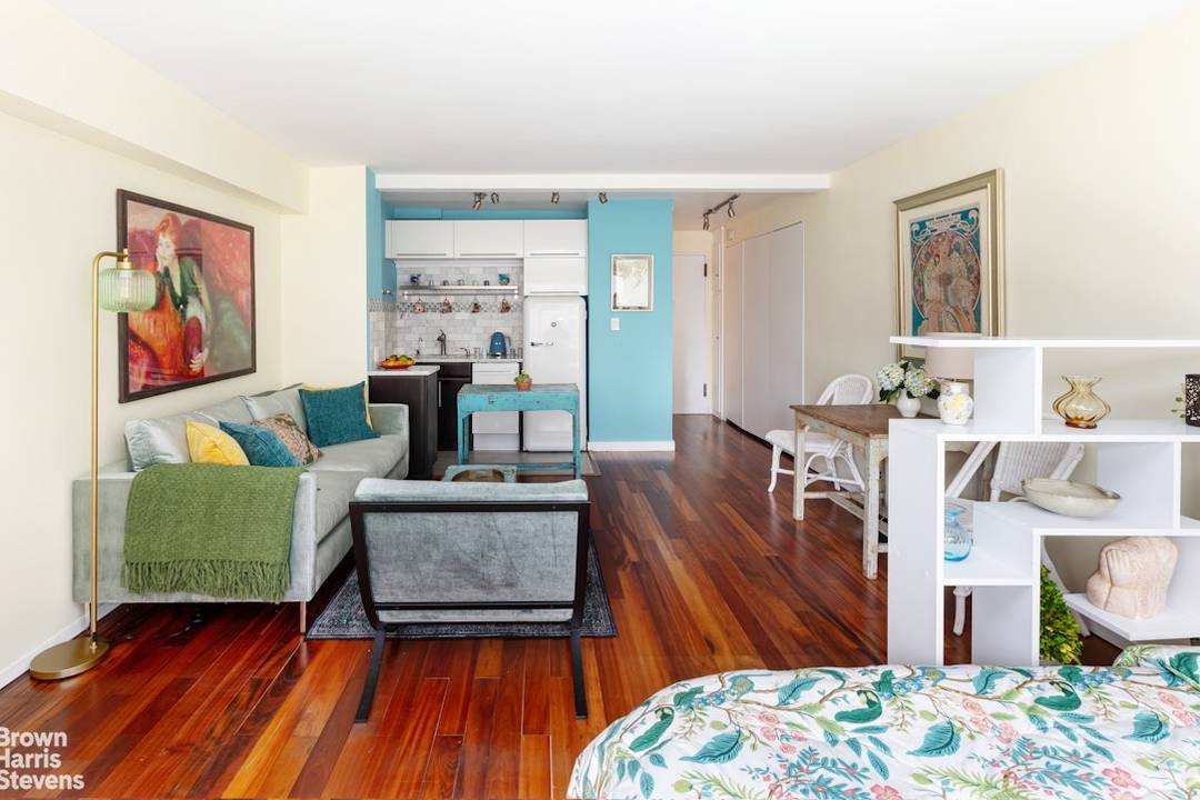 Greenwich Village, NYC. Hasn't this always been your dream destination ?