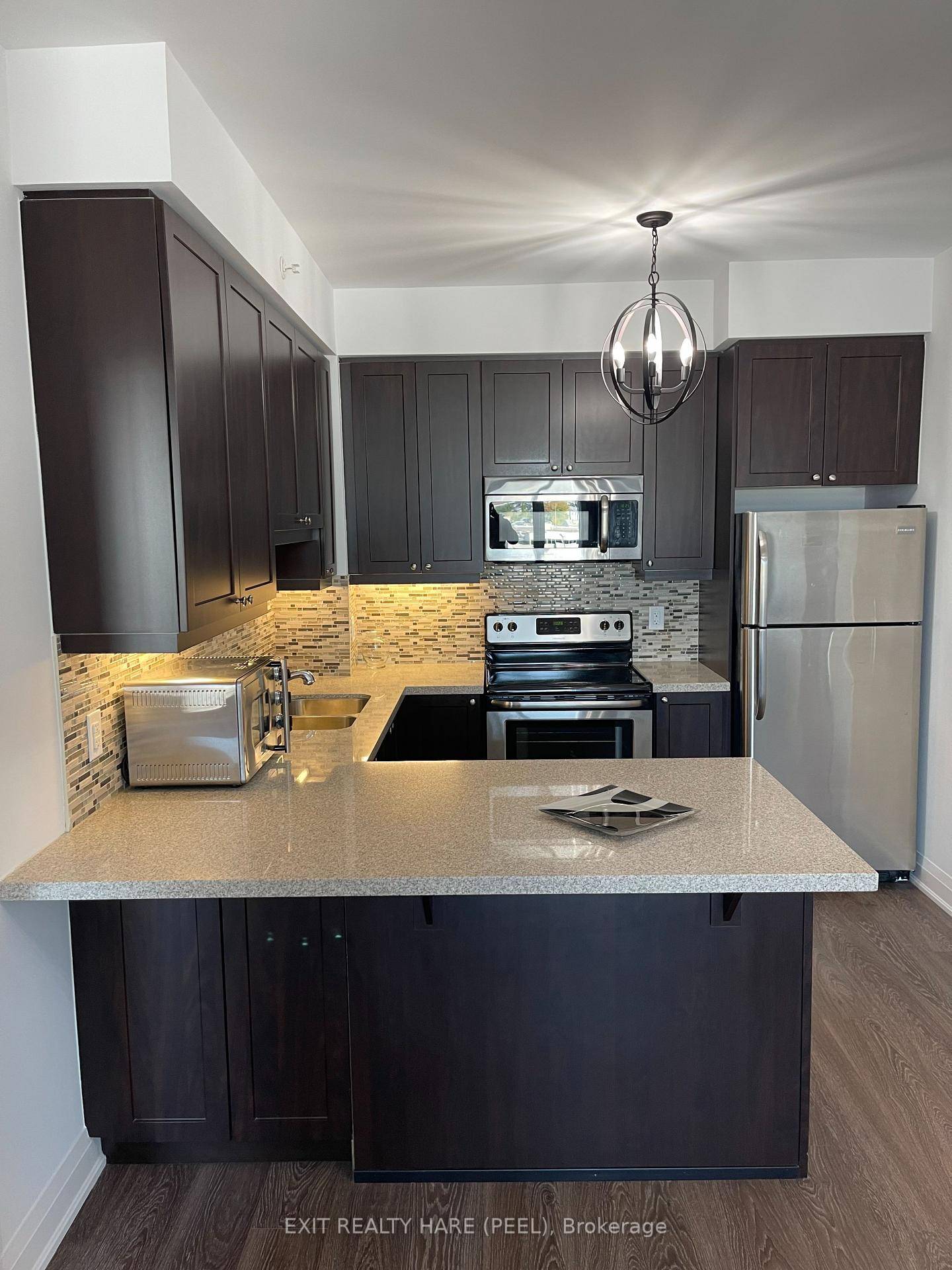 This immaculate 2 bedroom 2 full bathrooms condo is a must see !