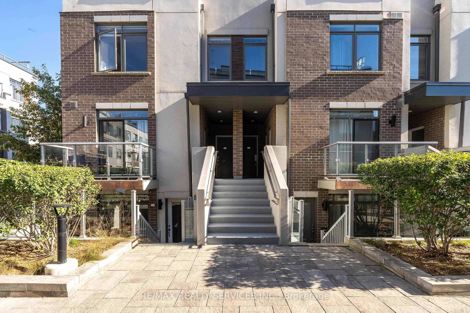 This stunning corner 2 bedroom, 2 bathroom condo townhome offers a perfect blend of comfortand functionality.