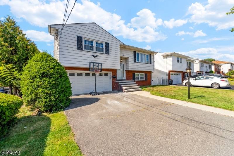 Welcome to Montclair Heights one of Clifton's most sought after neighborhoods.