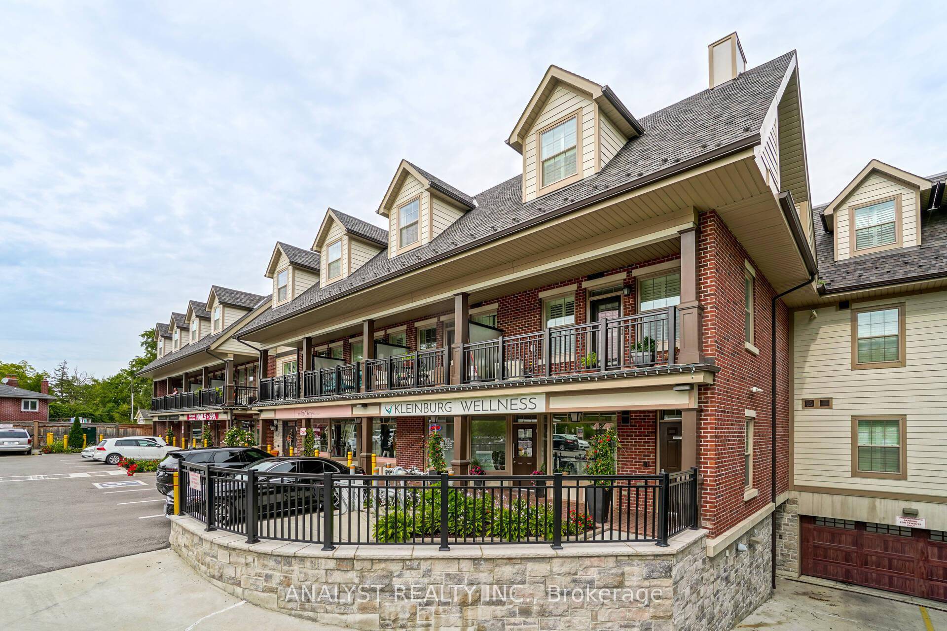 Discover your next home in this impeccably maintained 2 bedroom condo unit, perfectly positioned in a coveted neighbourhood.
