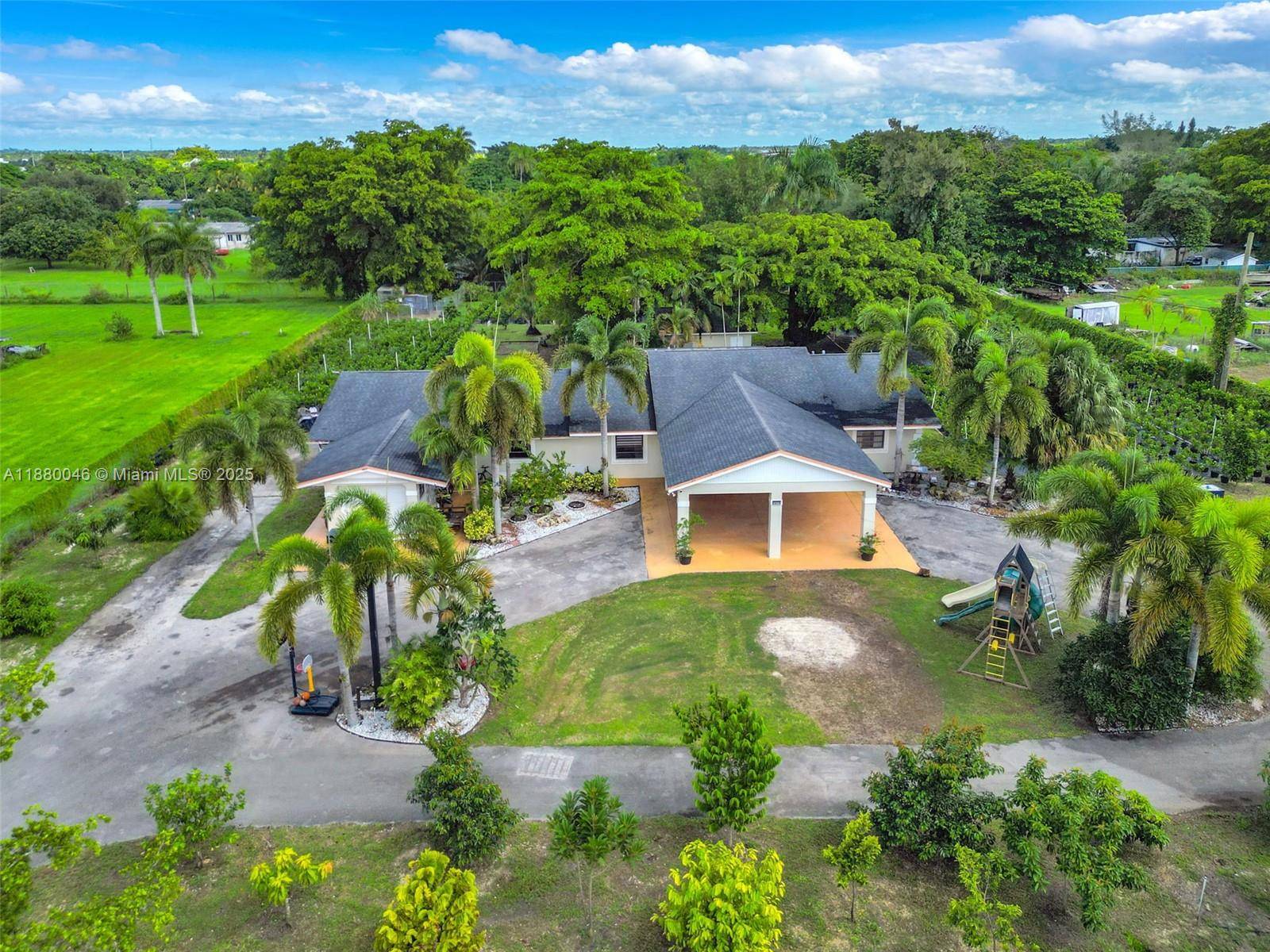 Redland gem on 1. 4 acres !
