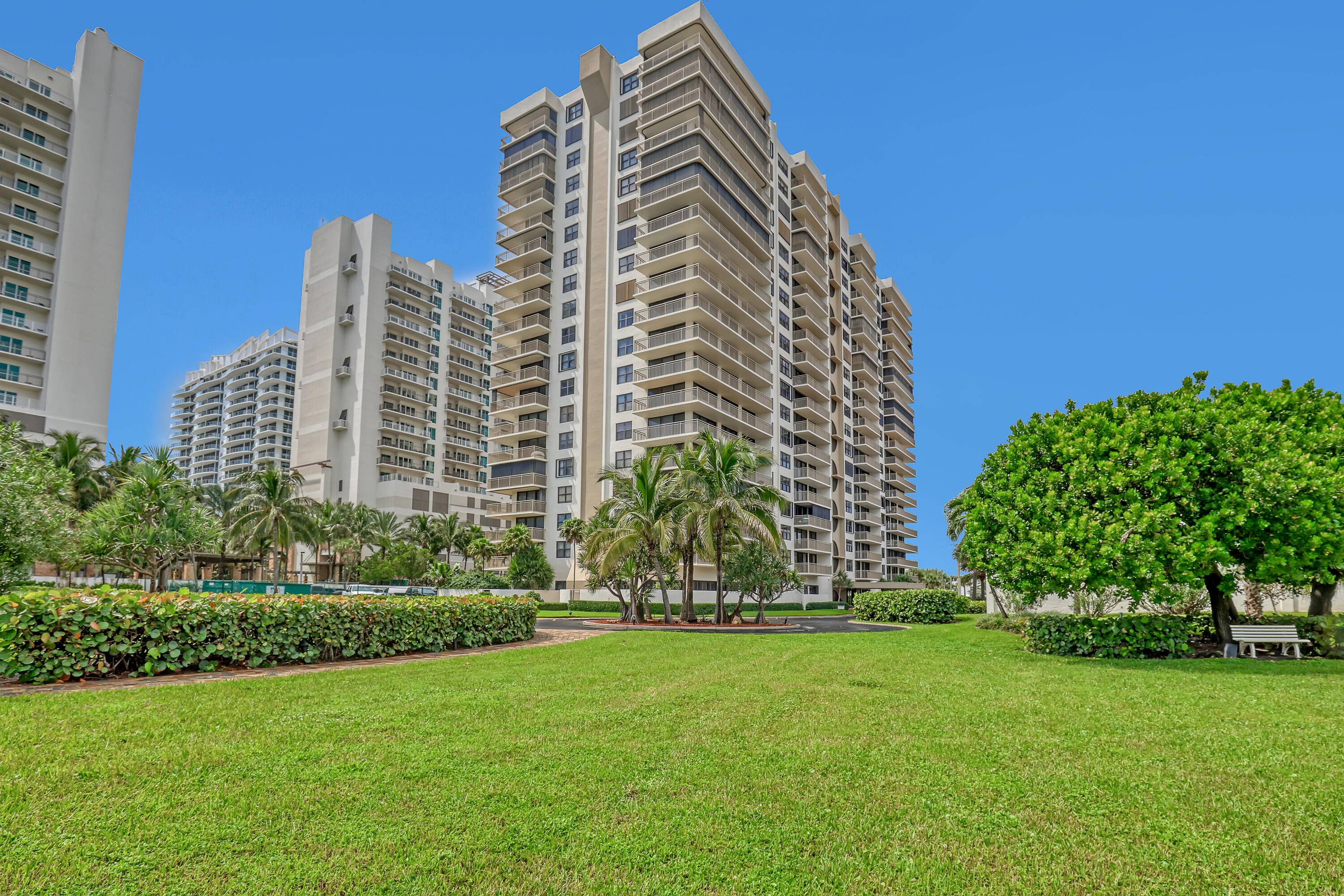 BEAUTIFUL GROUND FLOOR UNIT WITH A PRIVATE COURTYARD PATIO.