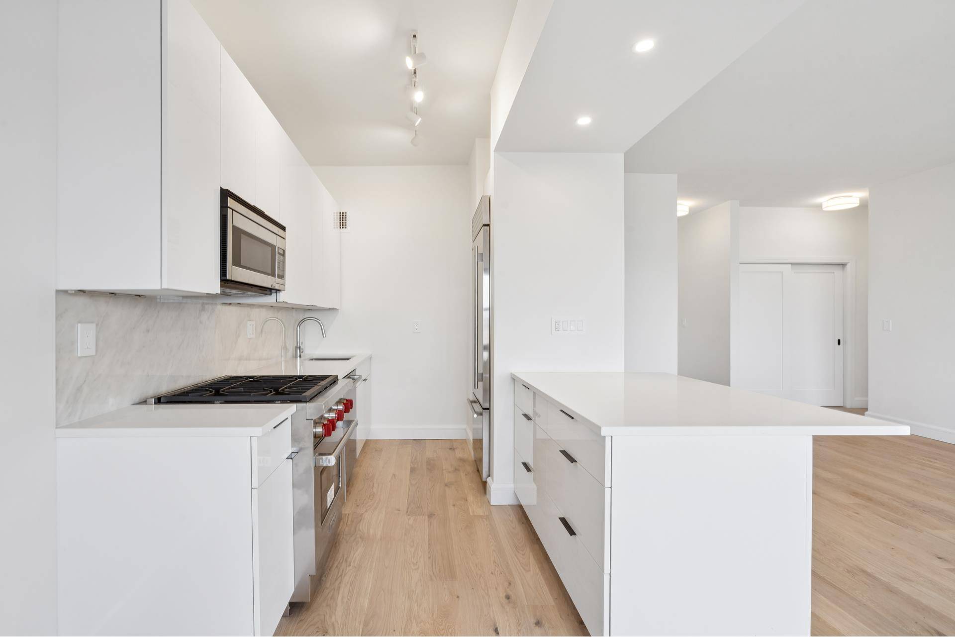 NO BOARD APPROVAL FOR THIS TRIPLE MINT RENOVATED, TOP FLOOR, BR 1BATH W ALCOVE APT COOP W STUNNING, SWEEPING VIEWS Never occupied, sunny, top floor, serene, West and North facing, ...