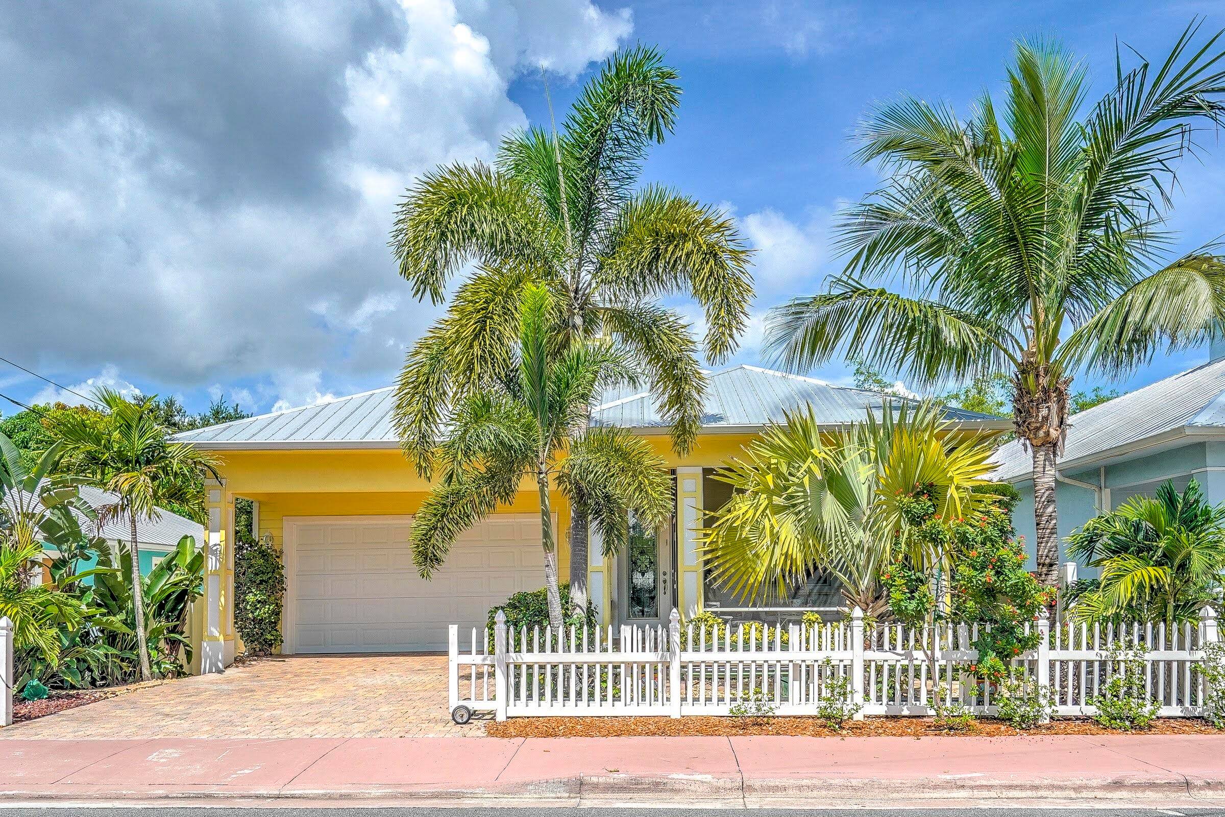Gorgeous 3 Bedroom plus an office or 4 th bedroom, 3 bath home in historic area of Stuart.