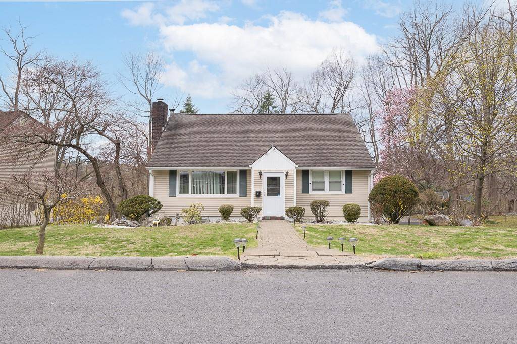 Welcome to 9 Durham Road, White Plains A Perfect Blend of Comfort amp ; Convenience !