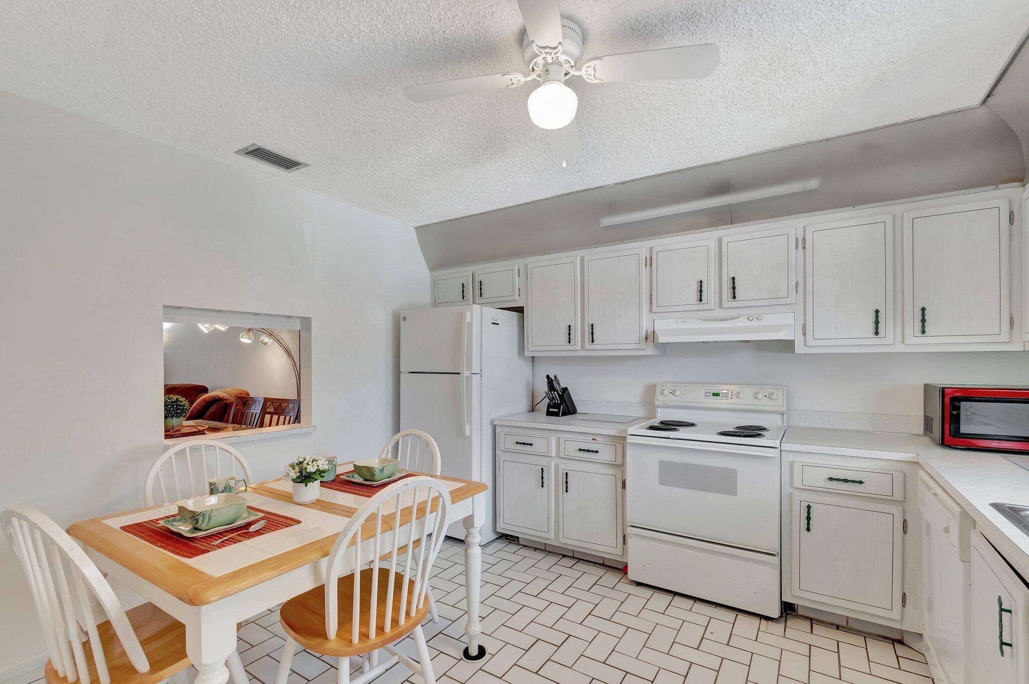 MOTIVATED SELLER. Spacious corner unit with split 2 bedrooms and 2 full bathrooms.