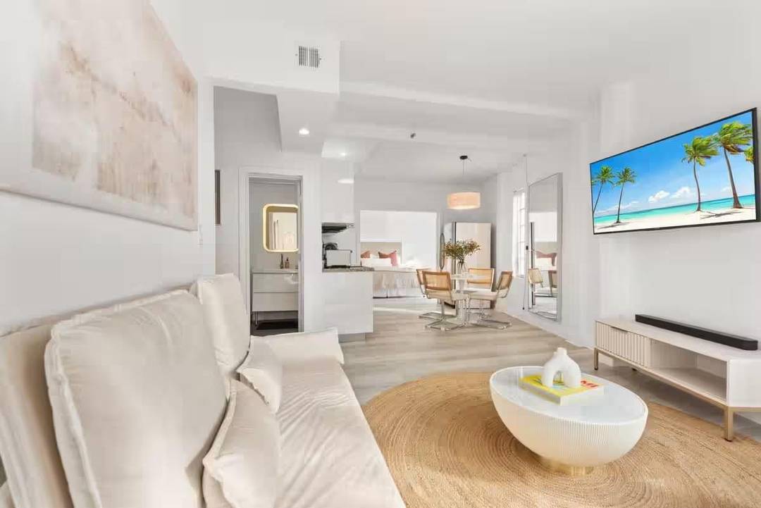Lovely, spacious, bright updated unit on the Beach and Lummus Park, Ocean Drive and 6th in Historic Art Deco District.