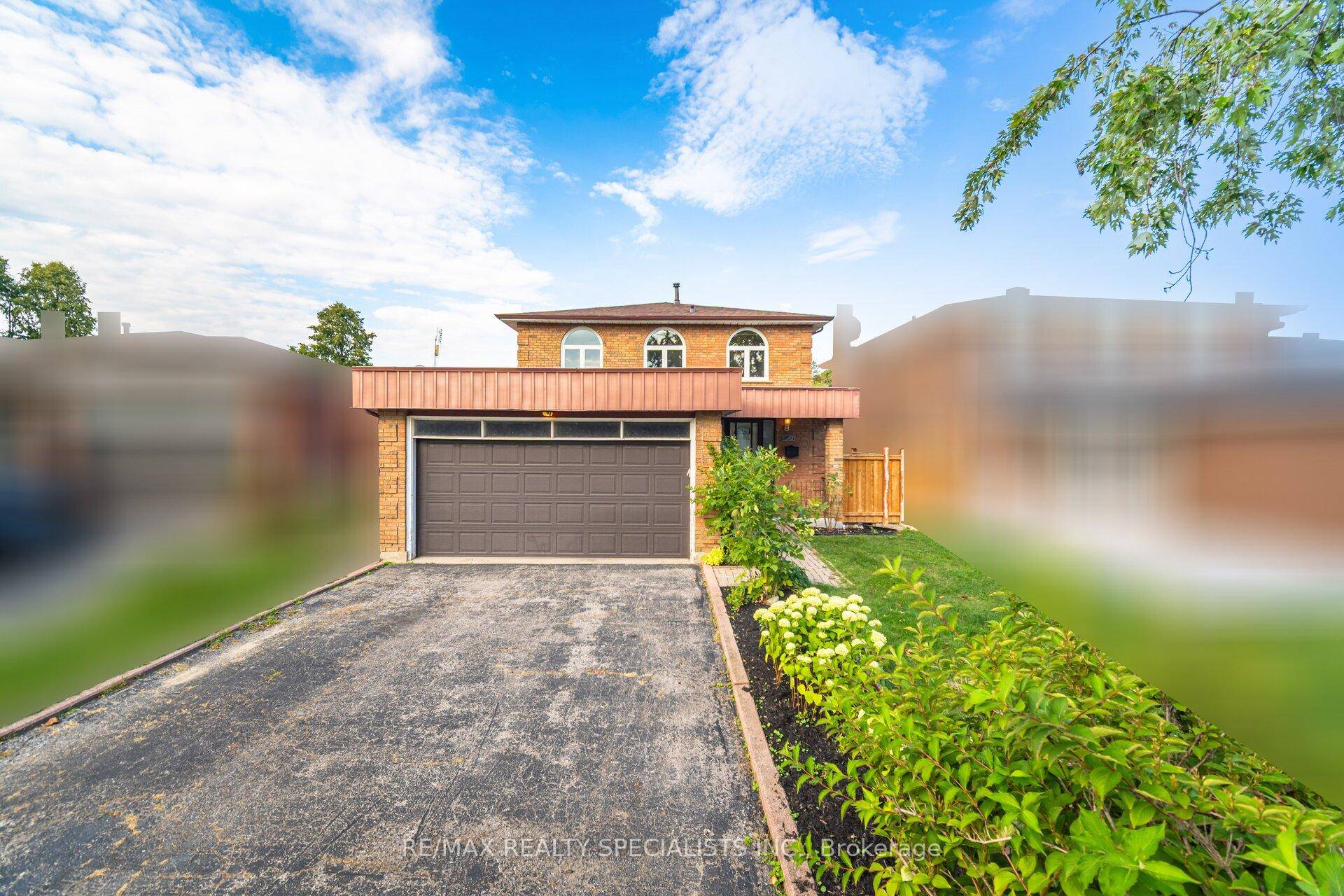 For the first time available, backing onto Woodington Green park ravine, this inviting two storey detached home in the heart of Mississauga, offers the perfect blend of space, comfort, and ...