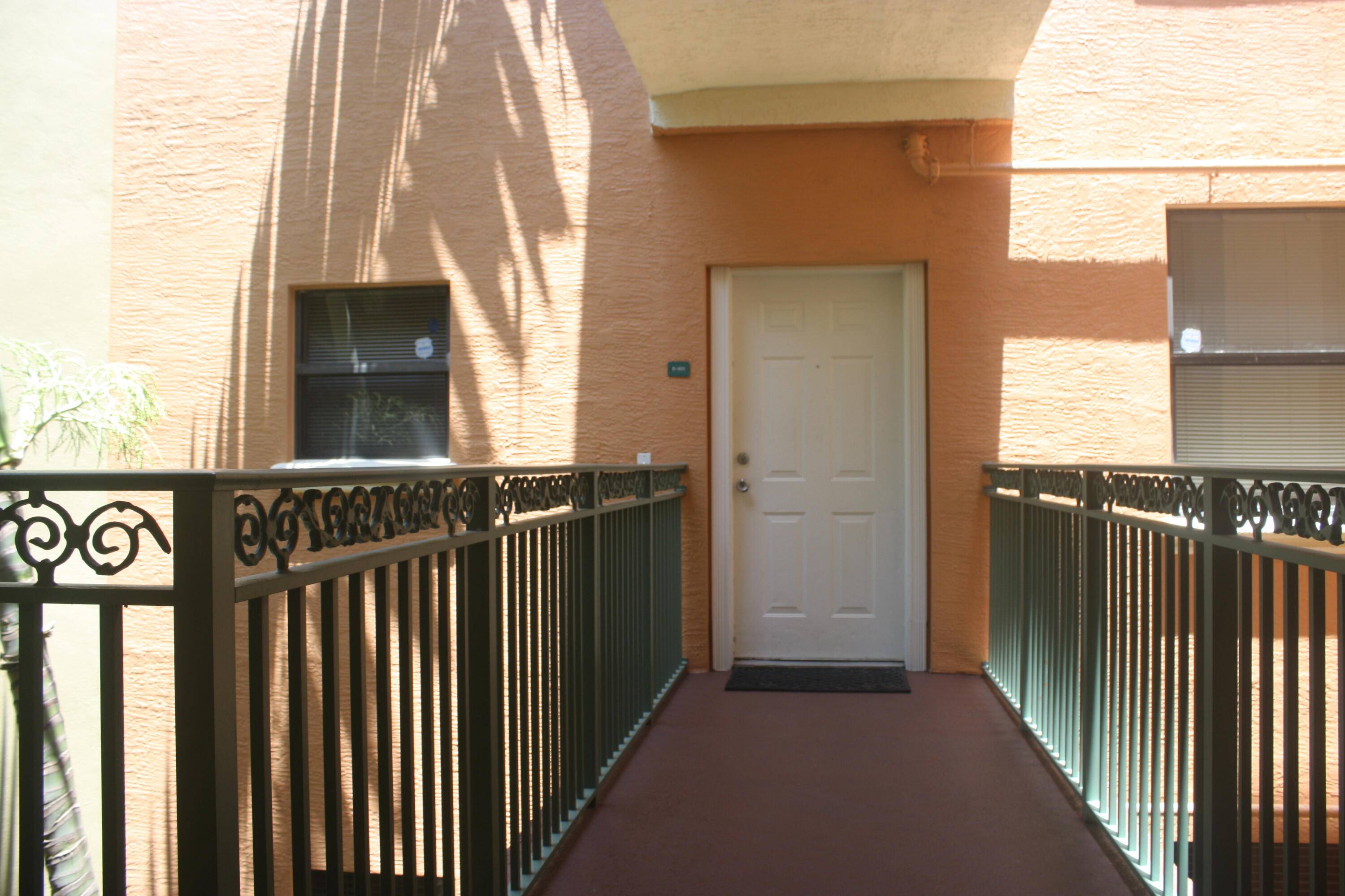 This spacious 3 bedroom, 2 bathroom unit on the 4th floor, corner unit, offer privacy with views of the Presidential Way golf course, and Palm Beach Tanger Outlet Mall.