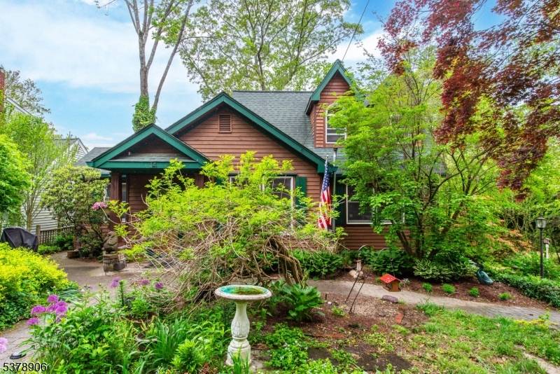 Welcome to this wonderful custom home in the sought after Lake Telemark community.