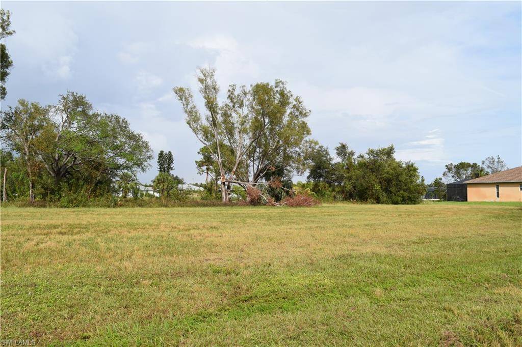 You're going to love this amazing location in NW Cape Coral !