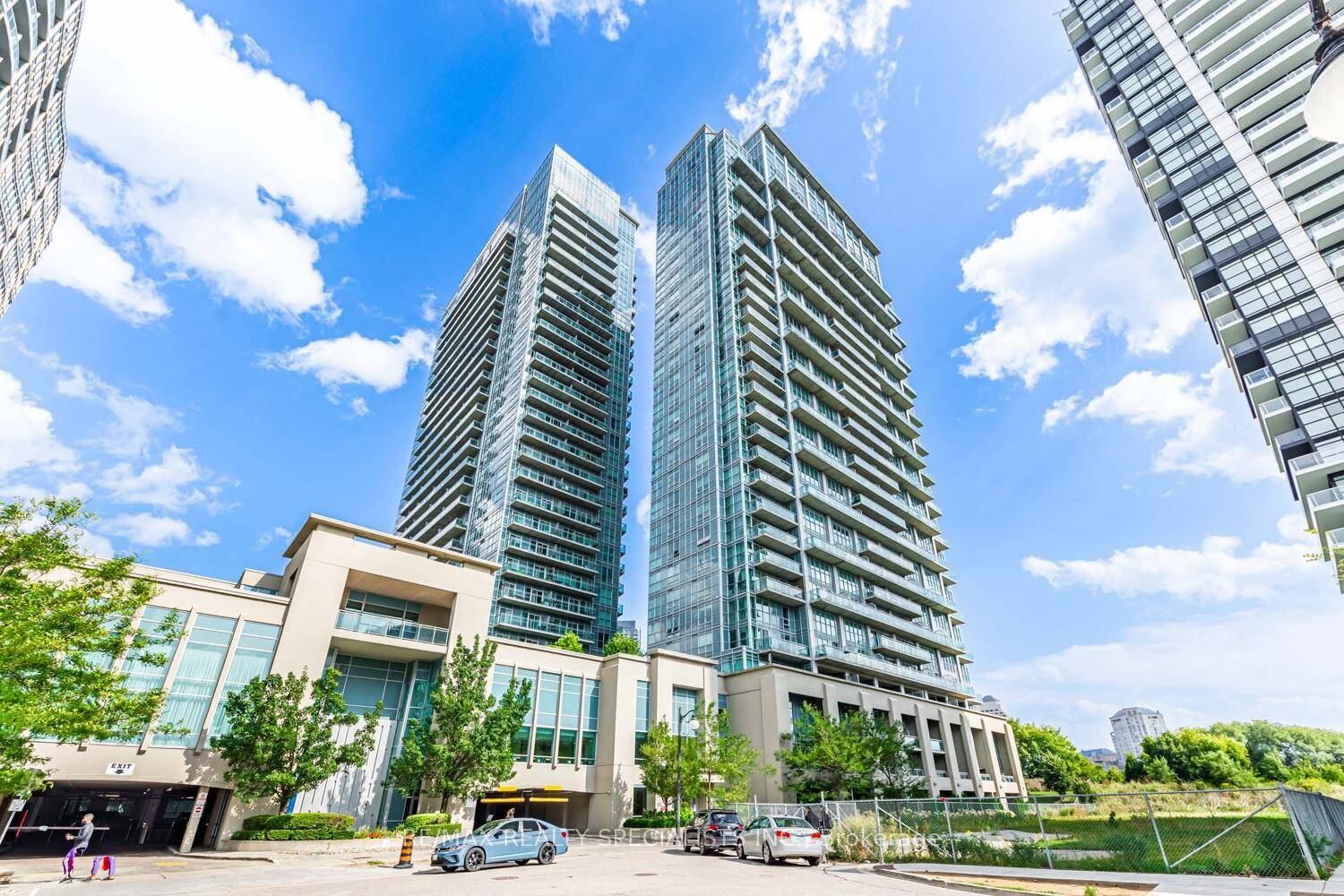 Welcome To This Immaculate 1 Bedroom Den Suite At iloft Condos, Offering 640 Sq.