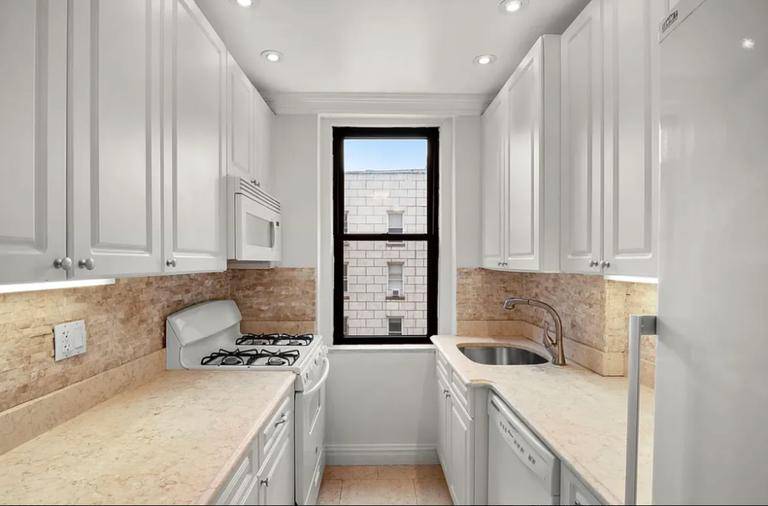 Spacious 1Br apt in elevator building with Washer amp ; Dryer in unit !