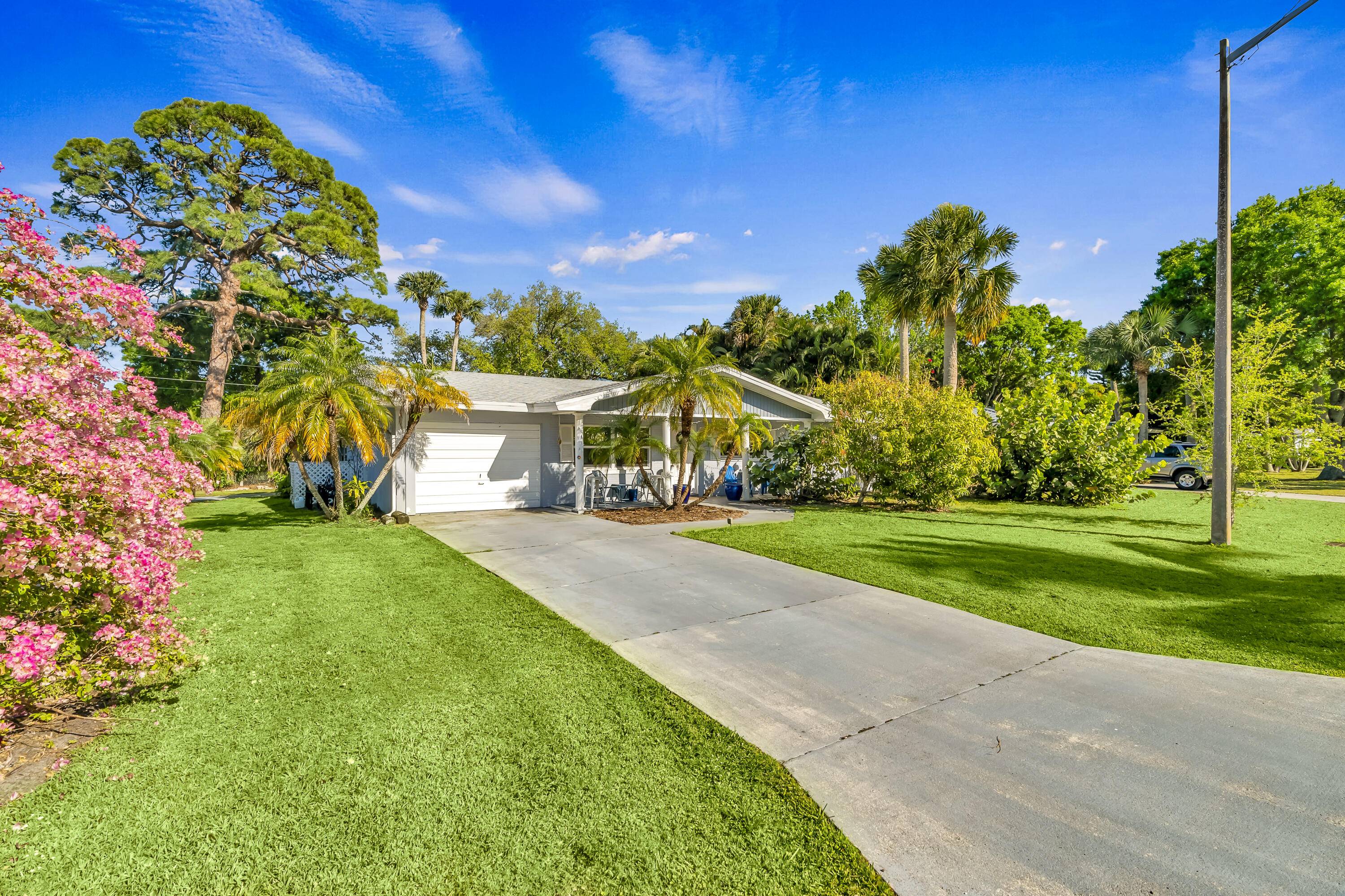 Walk to Miracle Mile just 6 minutes from the beach Oakmont Park Estates offers an unbeatable location charm !