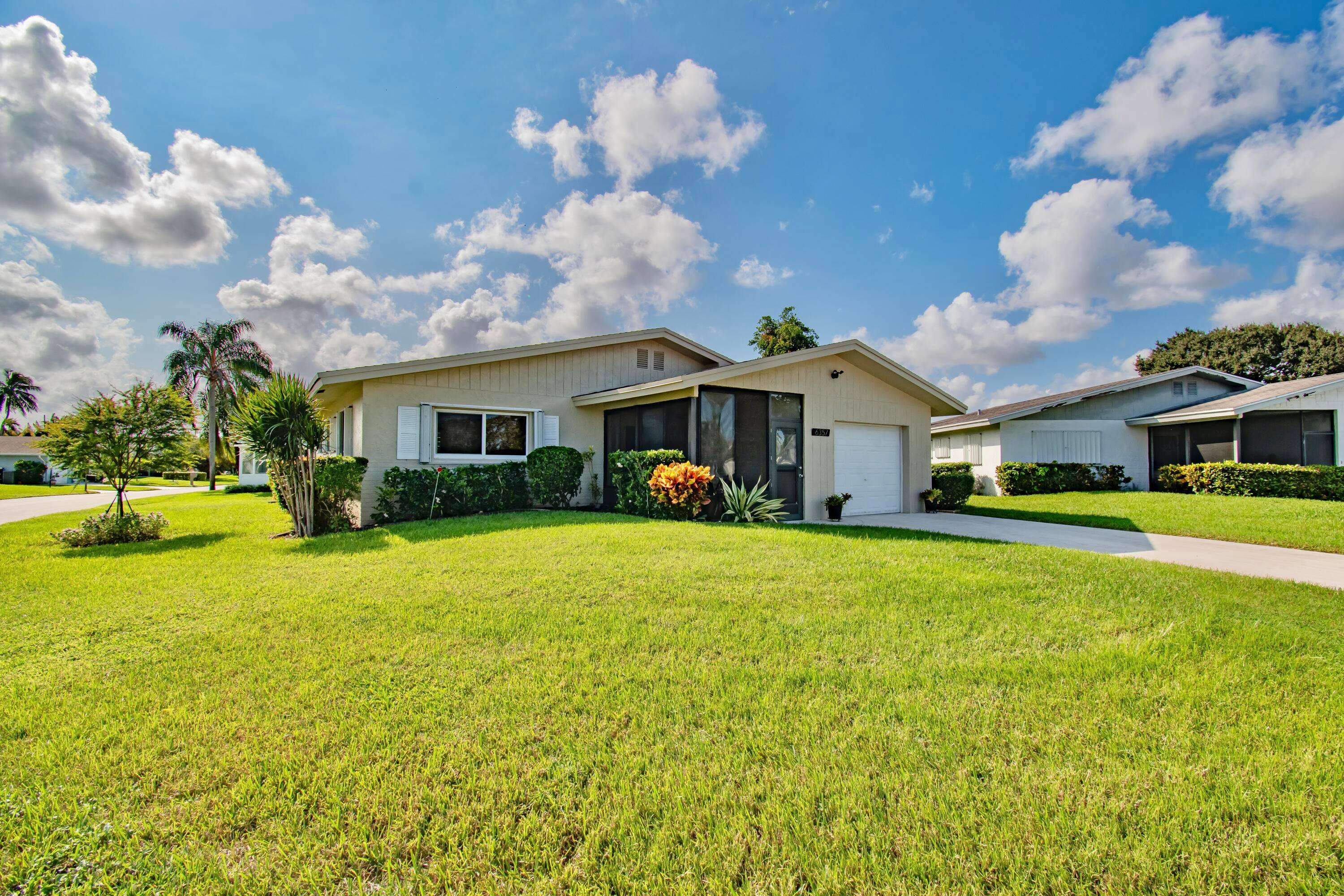 Perfect opportunity to live on a quiet cul de sac in Delray Villas.