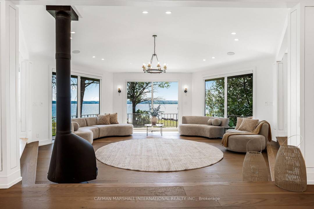 This extensively and beautifully remodelled waterfront estate commands a prime stretch of Georgian Bay shoreline.