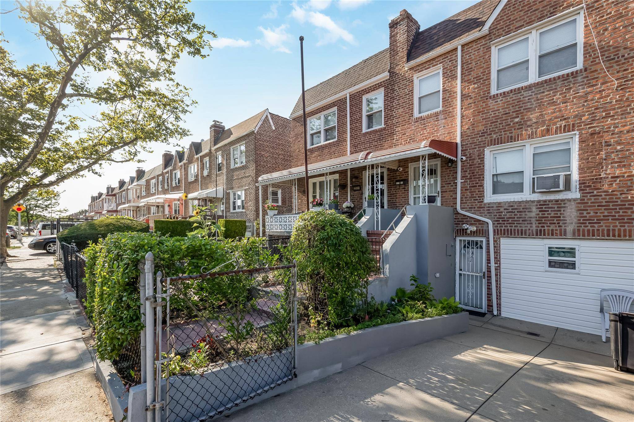 Charming Single Family, 2 Story Townhouse in the Heart of Cambria Heights Welcome to this well maintained single family townhouse offering comfort, space, and convenience in one of Queens most ...