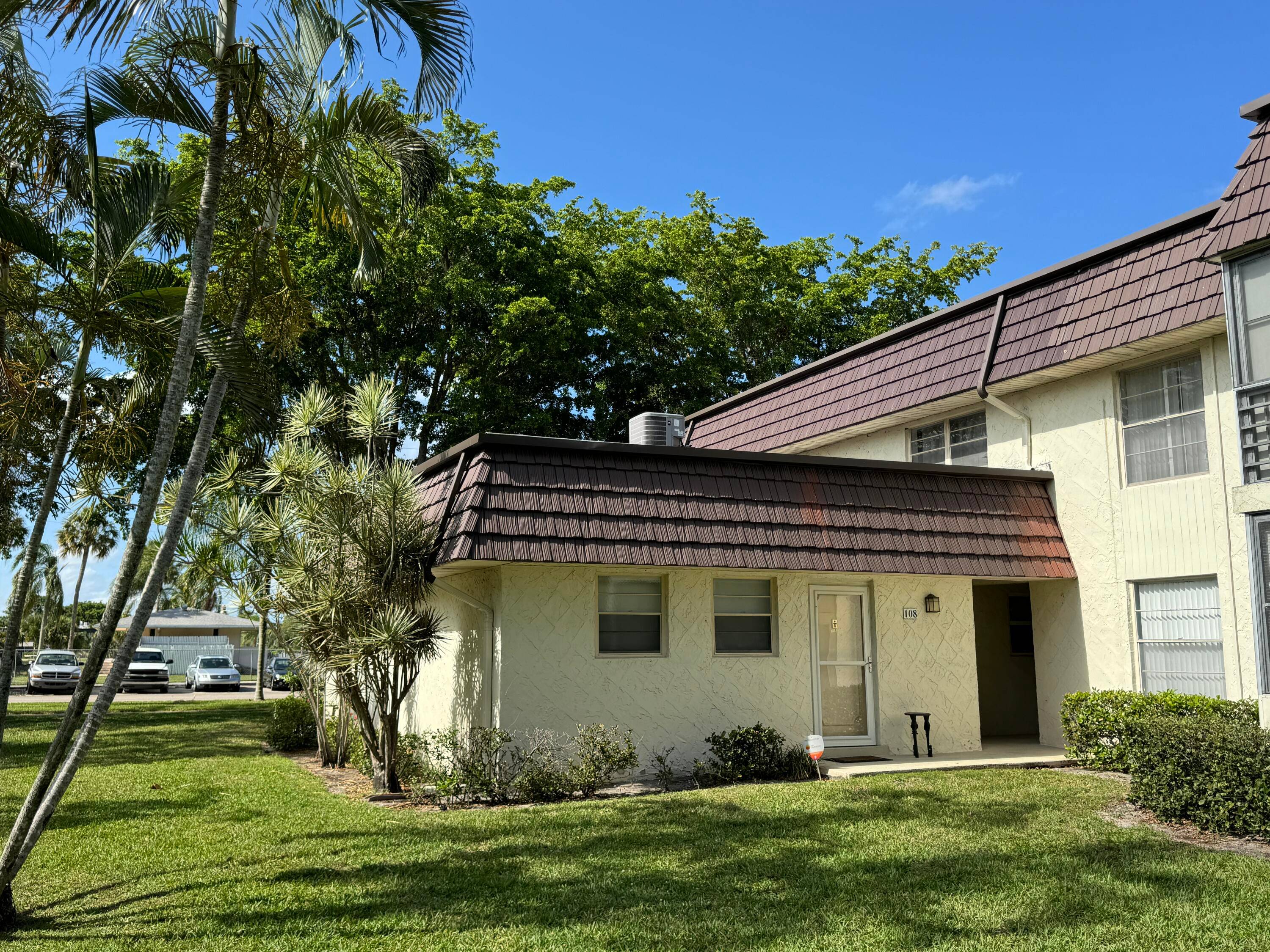 GREAT 1ST FLOOR END UNIT, WITH NO UNITS ABOVE.