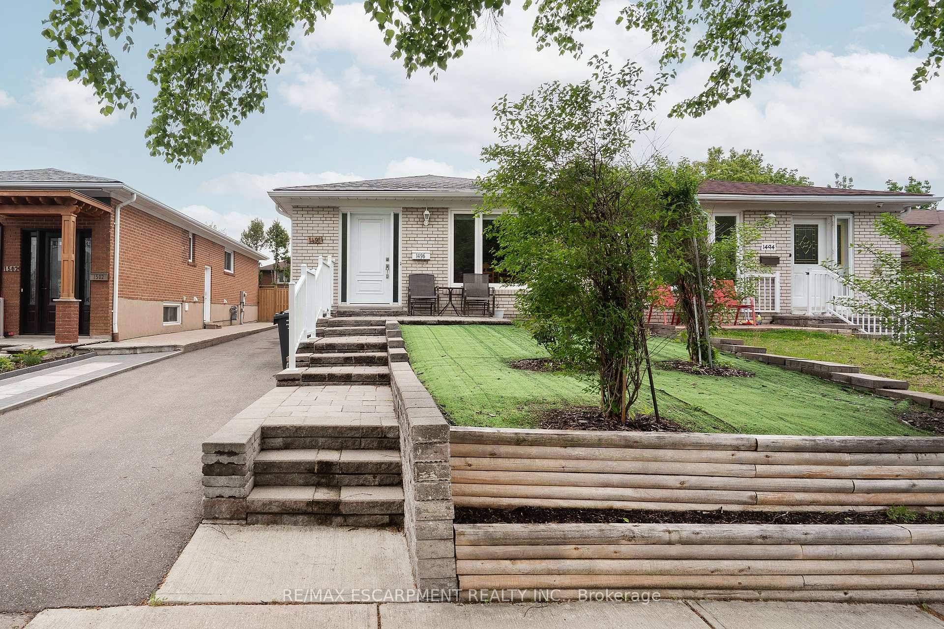 A Rare Opportunity in Applewood Perfect for Multi Family Living or Income Generation !