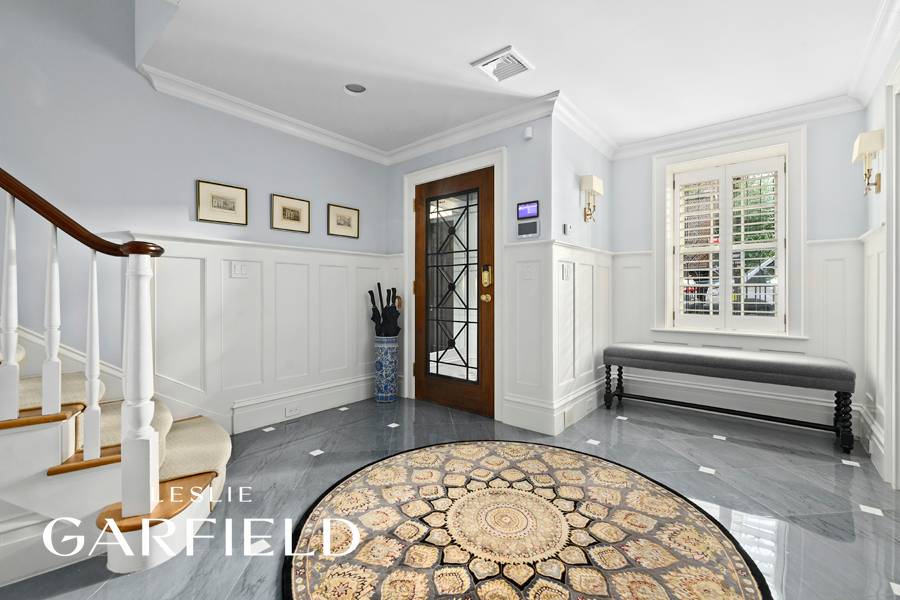 164 East 66th Street is a stunning, meticulously renovated 18.