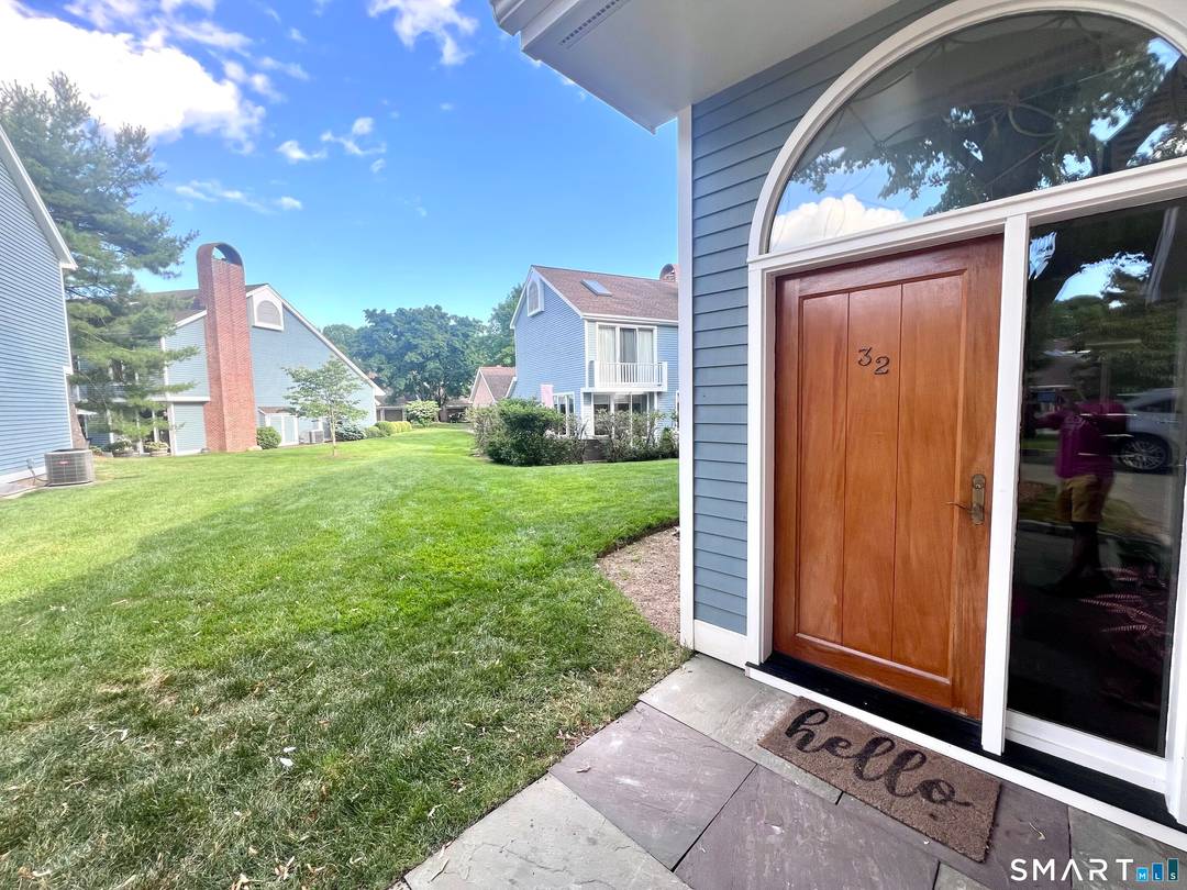 Gorgeous Bright and RARE 3 Bedroom Regents Park Townhome !