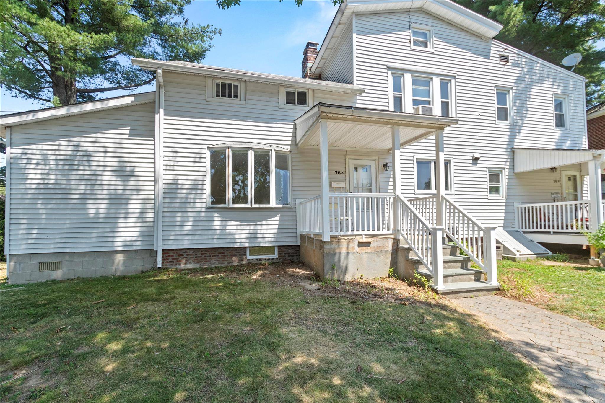 Charming 3 Bedroom Triplex Rental in the Heart of Glen Cove !