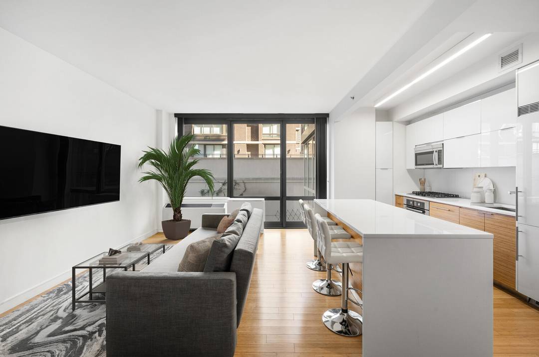 Offered for the first time since the building s completion, this sun drenched 640sf studio presents a rare opportunity to own in Murray Hill s premier green condominium at 303 ...
