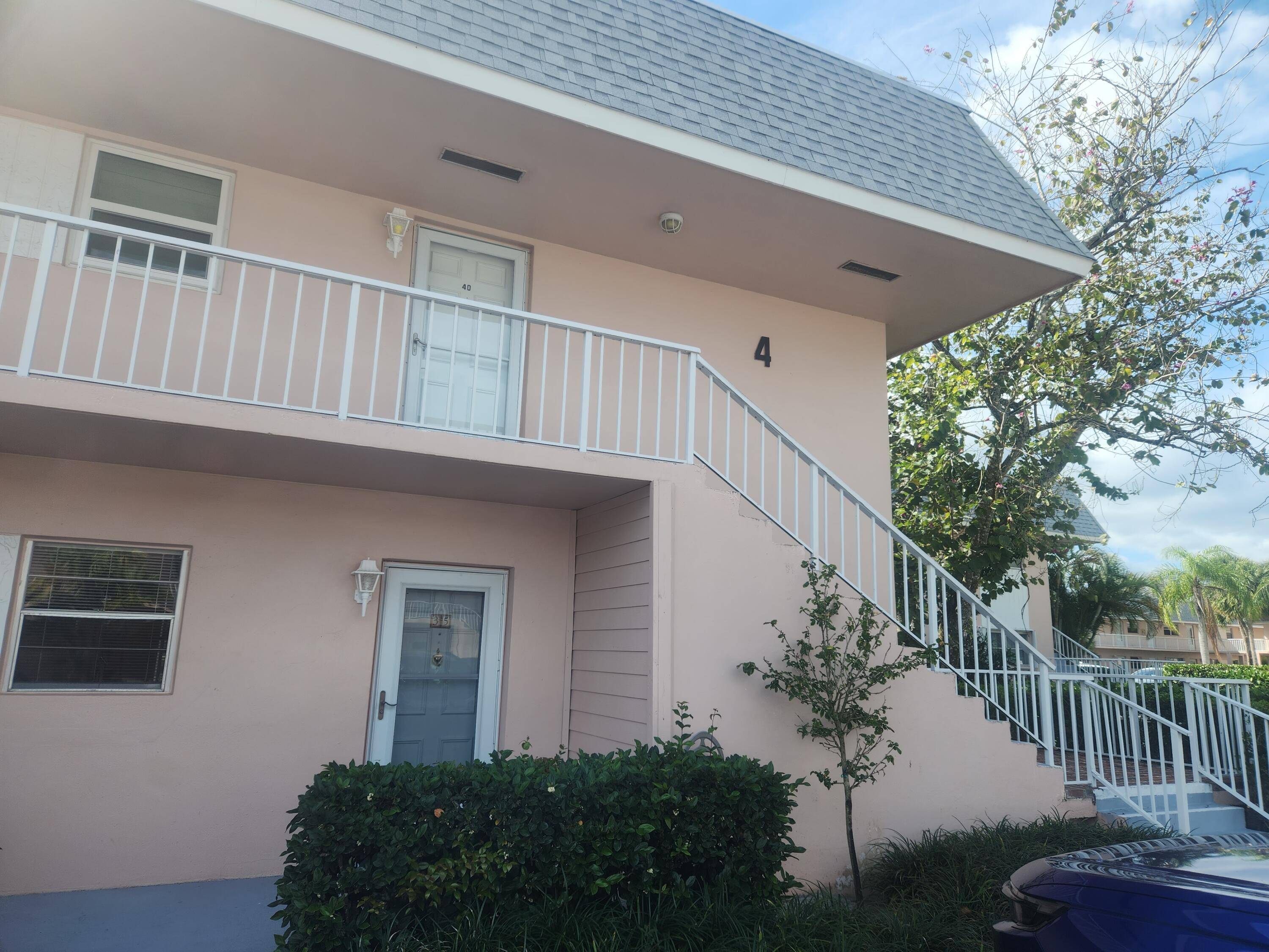 SUPER CLEAN FIRST FLOOR 2 BEDROOM 2 BATH END UNIT CONDO.