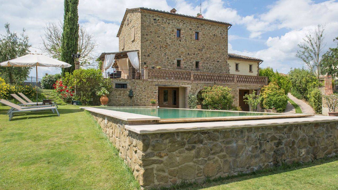 Restored Tuscan country house with panoramic views, infinity pool and annexe for sale in Foiano della Chiana, in the province of Arezzo.