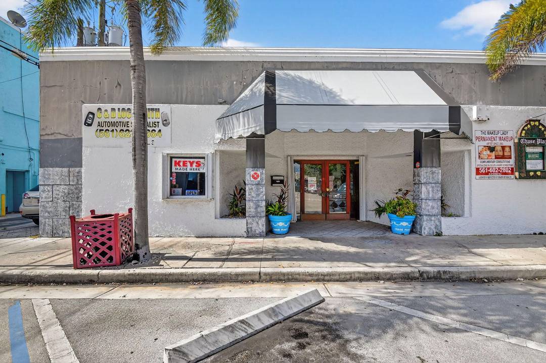 Highlights Entertainment District Steps from Lake Worth Beach's restaurant, retail, and entertainment district.