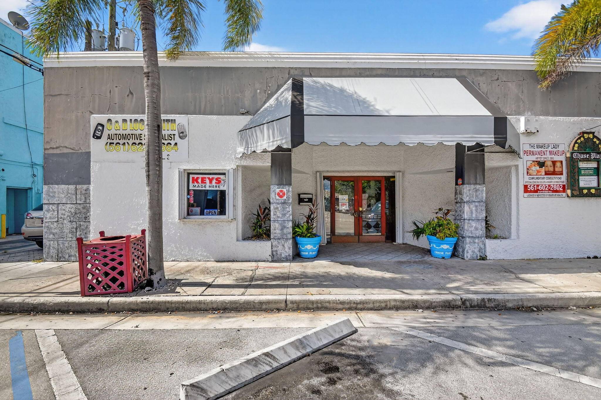 Highlights Entertainment District Steps from Lake Worth Beach's restaurant, retail, and entertainment district.