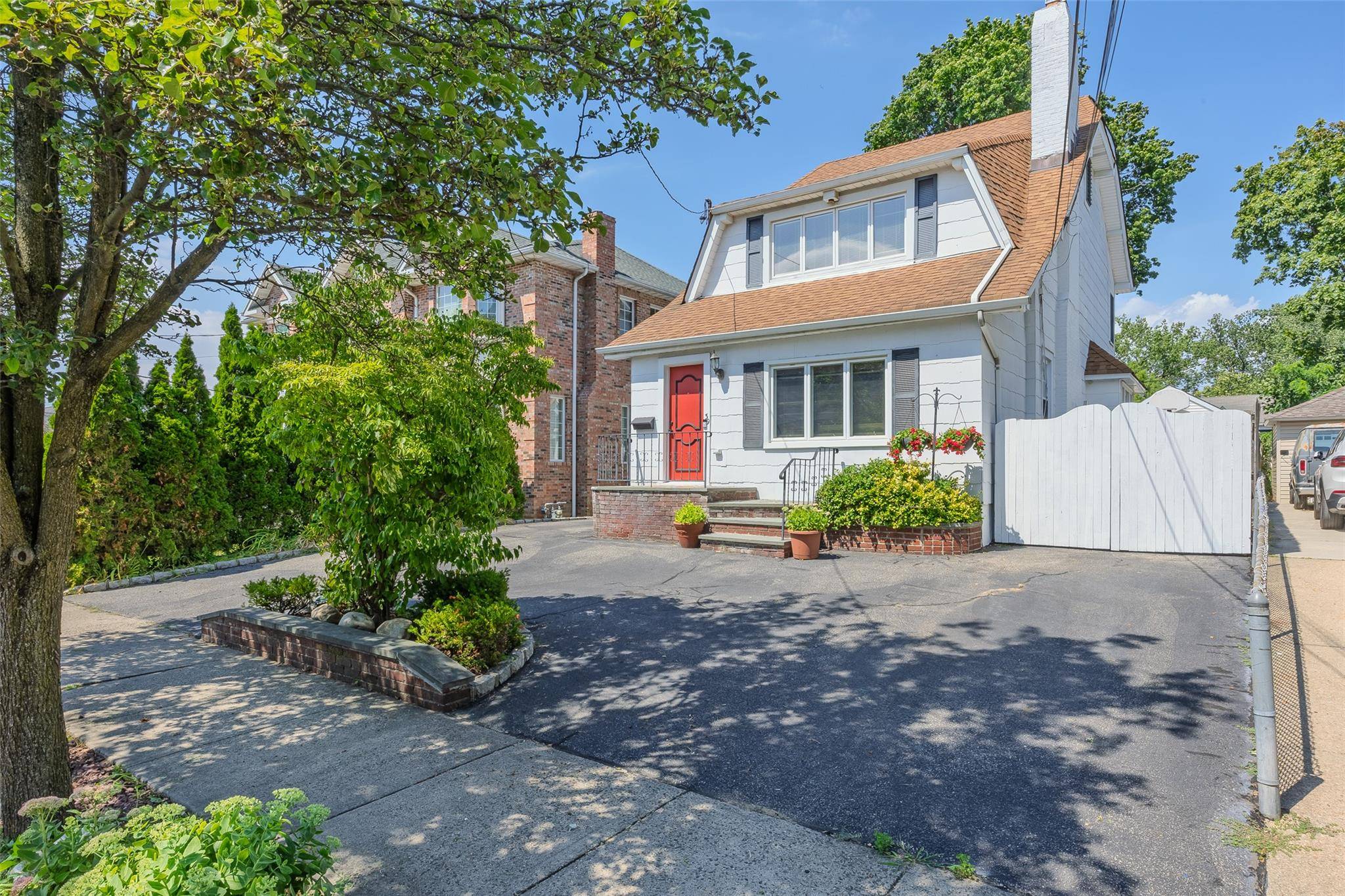 Rare Find in Great Neck South School District This Colonial Features 4 Bedrooms 3 Full Baths amp ; 1 Half Bath Jenn Air BBQ Oak Flooring Wood Burning Fireplace Crown ...