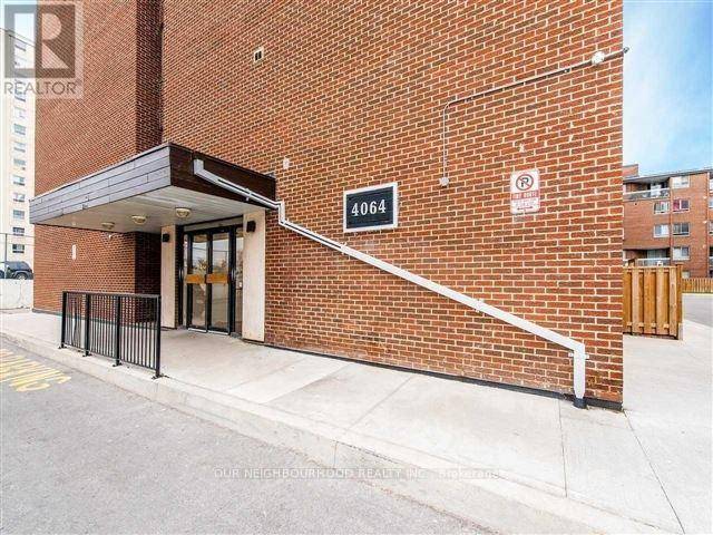 Fantastic 3 story condo townhouse, RARE CORNER UNIT with great investment and rental income tenant willing to stay !
