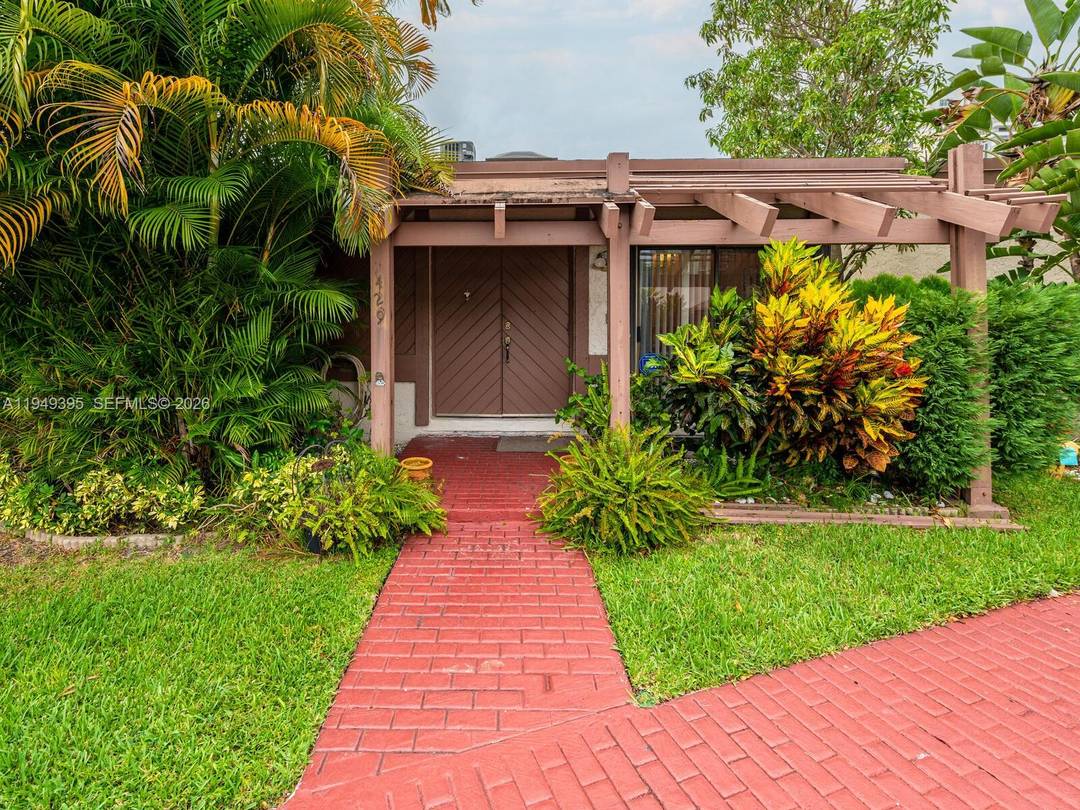 BOAT LOVER'S DREAM ! ! Dock your boat in your backyard !