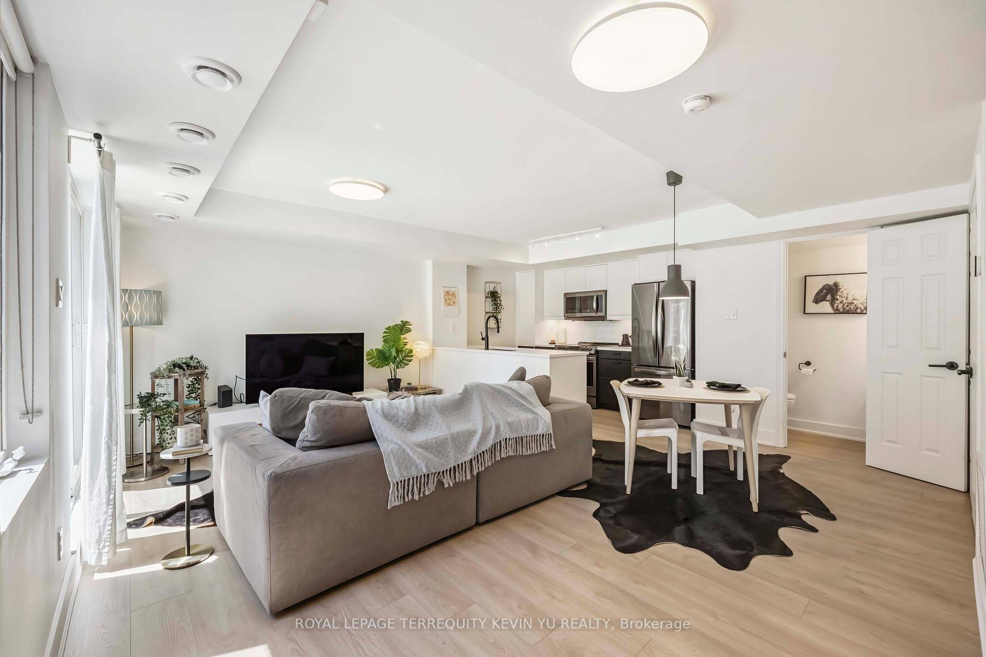Tucked into the Junction Triangle, this bright and stylish 2 1 bed, 2 bath condo townhouse offers the perfect balance of community and convenience.