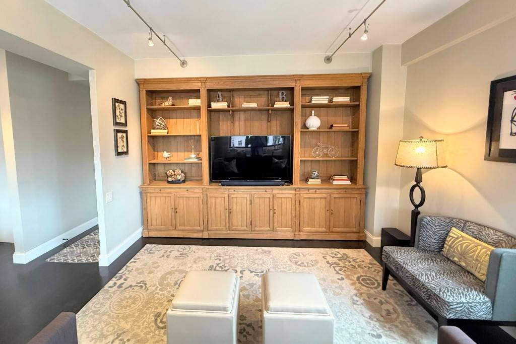 Upper East Side Condop Sun filled Top floor with open city views facing East, West and North.